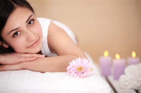 massagista fazendo massagem no corpo da mulher no salão spa conceito de tratamento de beleza