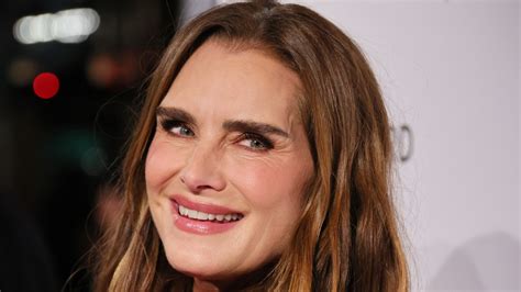 Brooke Shields Relatable Red Carpet Hairstyle Mishap Captured In