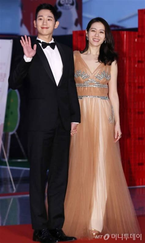 2019 부산국제영화제 biff 개막식 레드카펫 스케치. '백상예술대상' 레드카펫 위 손 꼭 잡은 손예진·정해인 | 스타일M
