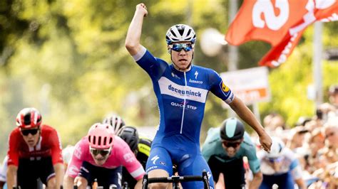 Het nederlands kampioenschap wielrennen vindt jaarlijks plaats in het weekeinde vóór de start van de ronde van frankrijk. Drentse VAM-berg decor NK wielrennen 2020 | NOS