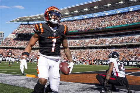 Ap Source Bengals Star Wr Chase Out Weeks With Hip Injury Metro Us