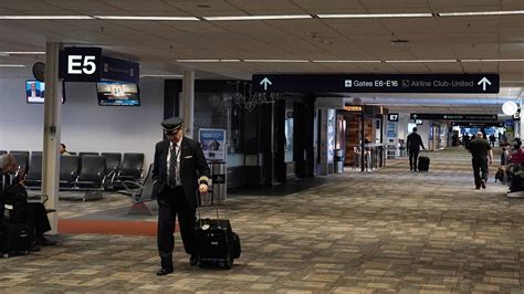 Shoeshiners To Stay At Minneapolis St Paul International Airport