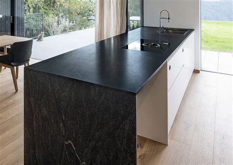 Artisans marbriers de décoration à votre service depuis plus de 25 ans, nous sommes spécialisés dans la décoration intérieure sur mesure : Plan de travail granit pour votre cuisine et salle de bain