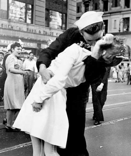 Most Famous Kiss In North America Iconic Photos Alfred Eisenstaedt