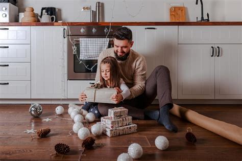 Padre E Hija Decoran Los Regalos De Navidad En Casa La Familia Abre