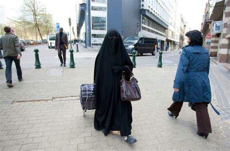 France Une Femme Voilée Condamnée À Trois Mois De Prison Ferme Pour Refus Dôter Son Niqab