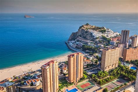 Barceloneta is het eerste strand van barcelona en kan tijdens de zomermaanden daarom aardig druk worden. De 10 leukste Spaanse steden met strand - ESPANJE! | Reis ...