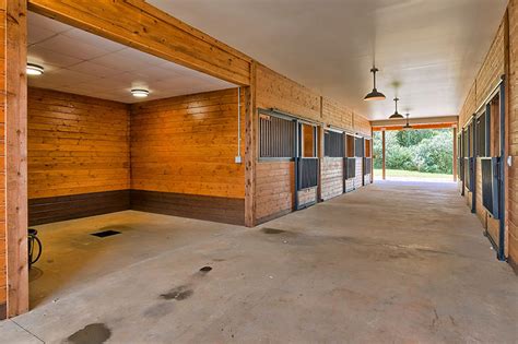 Tour A Six Stall Barn With Luxurious Living Quarters Stable Style