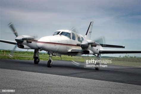 Propeller Airplane Landing Fotografías E Imágenes De Stock Getty Images