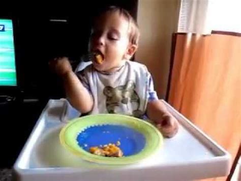 Ho un bambino che compie un anno alla fine del mese. bimbo di un anno che mangia bastoncini - YouTube