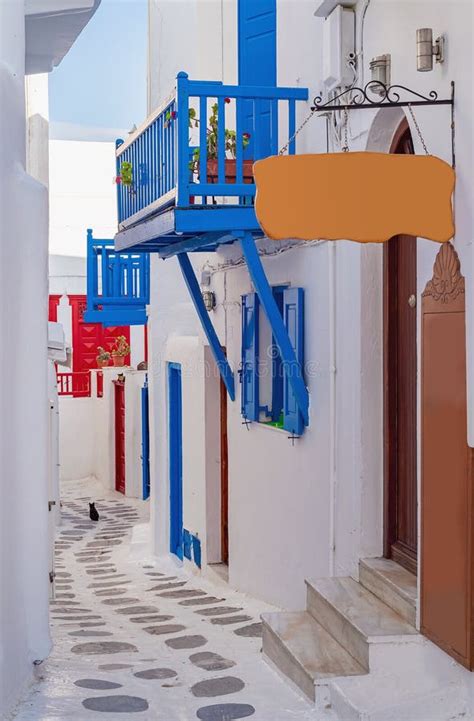 As Ruas Estreitas Da Ilha Com Varandas Azuis E Escadas Imagem De Stock