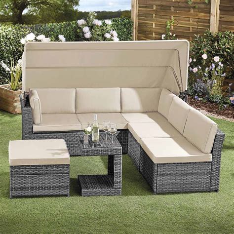 These elegant daybed canopy are customizable and portable. Garden Gear California Rattan Daybed with Canopy | Garden Gear