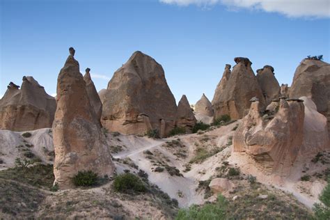 Einer der bekanntesten orte ist göreme mit seinen aus weichen tuff heraus gehauenen höhlenkirchen. Kappadokien Foto & Bild | landschaft, berge, foto könig ...