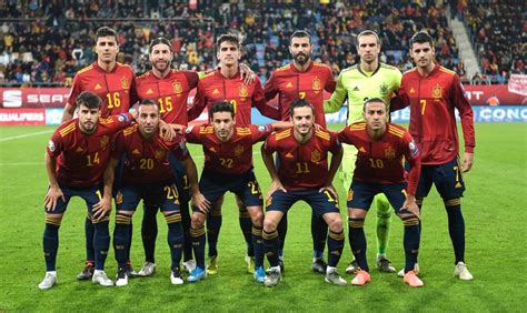 In unserem fußballshop finden sie das ökonomische fußballtrikot. Spanien EM 2020 - Kader, Stars & Spanien EM Trikot 2020 ...