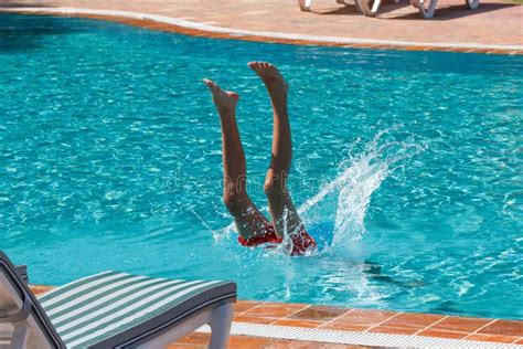 Jugendlich Jungentauchen Und Schwimmen Im Pool Stockbild Bild Von Freude Entspannung 91926989