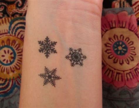 Snowflake tattoo Idées de tatouages Tatouage flocon de neige