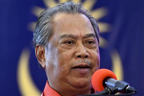 Etika kerja amat penting bagi penjawat awam kerana setiap kakitangan perkhidmatan awam perlu memiliki tingkahlaku yang baik sebagaimana dikehendaki oleh anggota masyarakatnya seperti bersikap positif, berdisplin, bertanggungjawab dsbnya. Pembangkang Jamin Penjawat Awam Yang Dipecat Akan Dapat ...