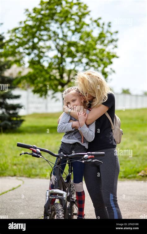 Mamá E Hija Se Divierten En La Misma Bicicleta Y Descansan En La