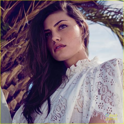Phoebe Tonkin Is Torn About Sharing Her Personal Life Online Photo