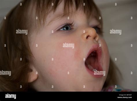 Ein Kleines Mädchen Mit Ihrem Mund Weit Offen Stockfotografie Alamy