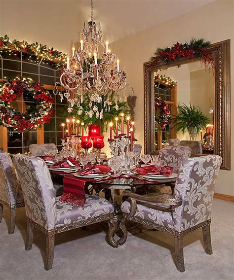 Dont Like The Chairs But Love The Wreath And Garland On The Window