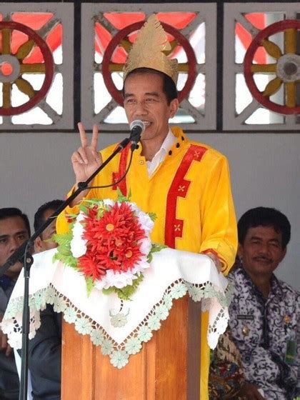 Foto 10 Gaya Presiden Jokowi Pakai Baju Daerah Indonesia