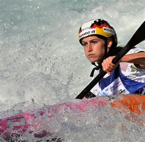 Die frisch gewonnene goldmedaille vor der brust, obwohl sie doch schon bronze als „traumergebnis geliebt hätte. Ricarda Funk bringt Gesamtweltcup nach Hause