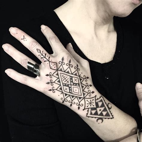 Depending on the region, berber ceramics are practiced by men or women. BERBER TATTOO DESIGN ORNAMENTAL NEWTRIBAL MANDALA | Berber ...