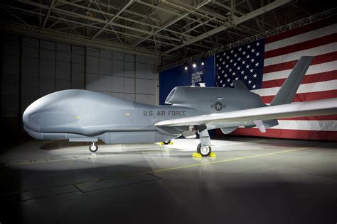 Laden Sie das Northrop Grumman Rq 4 Global Hawk Hintergrundbild für