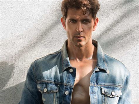 viral video leaves hrithik roshan embarrassed hindi movie news times of india