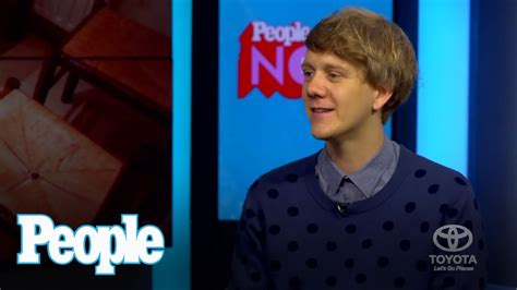 comedian josh thomas dishes on kissing models at new york fashion week people youtube