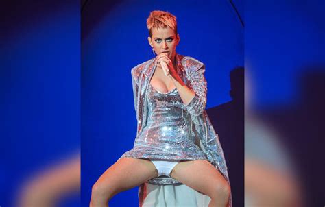 Pics Katy Perry Suffers A Wardrobe Malfunction With Her Panties