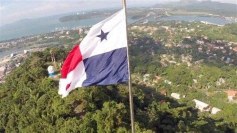 La Hermosa Bandera Panameña En La Cima Del Cerro Ancónfefd Love