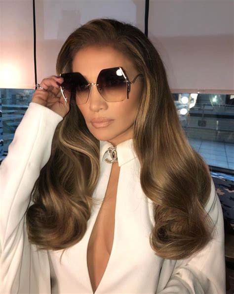 Jennifer Lopez Looking Extra Glamorous Wearing Oversized Sunglasses If You Have An Oval Face