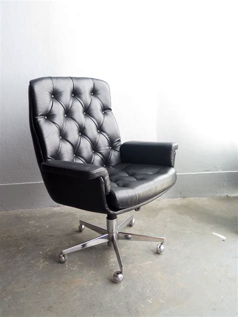 Kalman executive chair the contemporary curved design of this chair makes it a versatile piece to suit a variety of office styles. Vintage Swivel office chair with wheels - 1960s - Design ...