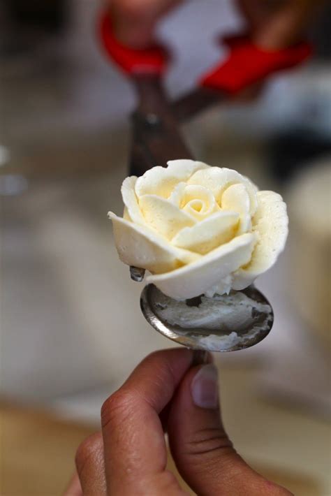 The most common wedding cake flowers material is porcelain. Buttercream Roses With Video Tutorial | Cake Decorating ...