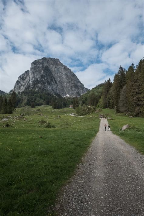 Die mythen sind ein bergmassiv in den schwyzer alpen und bestehen aus dem kleinen. Grosser Mythen: Wanderung mit Aussicht auf 5 Seen