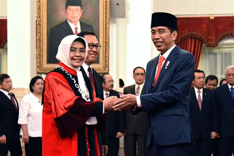 Presiden Jokowi Saksikan Pengambilan Sumpah Hakim Konstitusi Enny