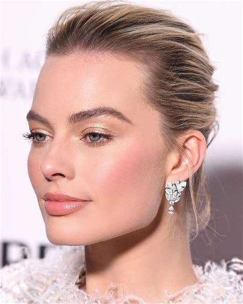 Margot Robbie Beautiful Natural Glam Makeup Look Golden Shimmery Eye