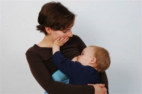 Tinggikan sedikit posisi bayi untuk mengelakkan hidung bayi tertutup ketika menyusu. Menyusu Bayi - Ibu Pasti Akan Melalui 13 Kerenah Anak dan ...