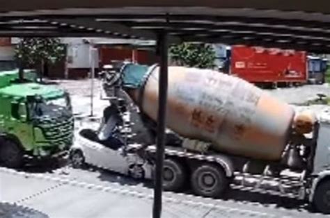 Gambar edukasi jaga jarak dan hindari kerumunan. Sudah Jaga Jarak, Mobil Ini Tetap Ringsek Digencet Dua Truk Saat Berhenti di Lampu Merah ...