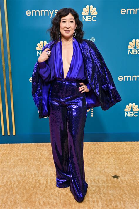 Червен килим Emmys 2022 Мода на знаменитости снимки рокли Новини