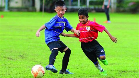 Home » sepak bola » 3 teknik dasar menendang bola dalam sepak bola beserta gambarnya. 8 Peraturan Unik Sepak Bola yang Dimainkan Anak-anak ...
