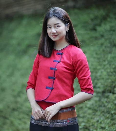 เสื้อผ้าฝ้ายพื้นเมืองผู้หญิง ทรงป้ายเนื้อนางมีแถบกระดุม สีแดง ผ้าไทย ผ้าฝ้าย ผ้าพื้นเมือง