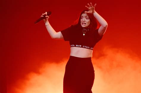 lorde bares her bum to tease new single solar power