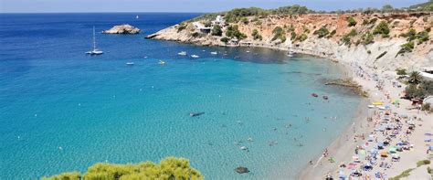 In summer the cream of the world's djs (david guetta, sven väth, armin van buuren et al) descend on the island, making it the ultimate destination for clubbers. De 10 coolste dingen om te doen op Ibiza