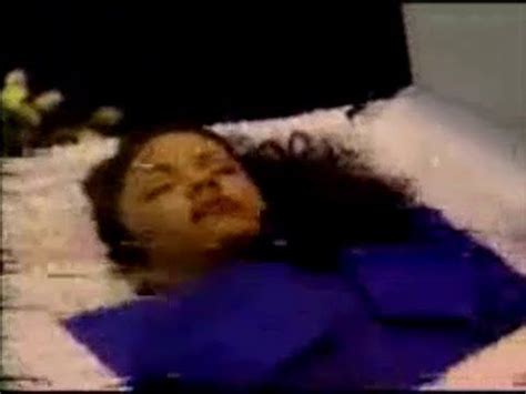 Selena quintanilla murió asesinada el 31 de marzo de 1995, a manos de quien fuera su amiga, yolanda saldívar. FUNERAL DE SELENA QUINTANILLA 2 ( FUNERAL OF TEEN IDOL SINGER SELENA 2 ) | THE BEST OF SELENA ...