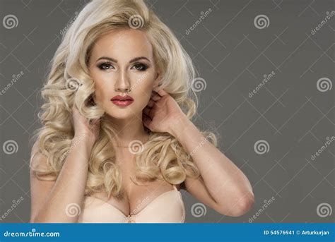 Portrait De Belle Femme Blonde Sensuelle Image Stock Image Du Tony