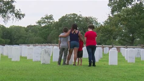 Families mourn their loved ones on Memorial Day - YouTube