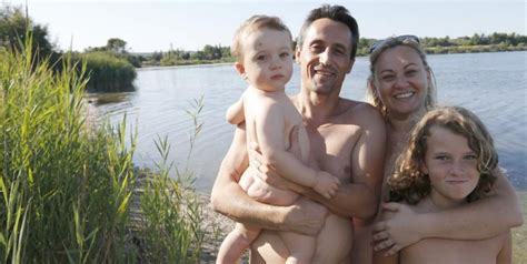 Naturismo com a família suas primeiras férias Os Naturistas